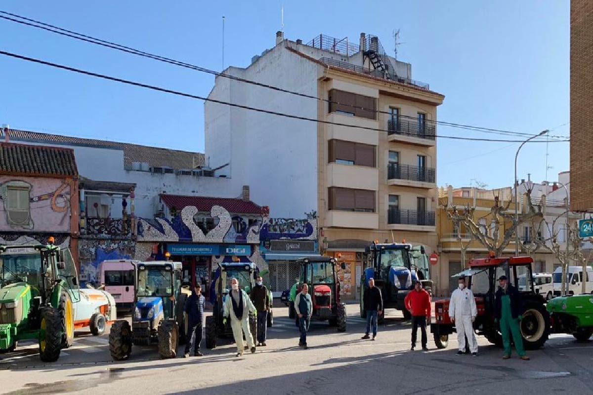 Bodegueros de día, desinfectando el pueblo de noche