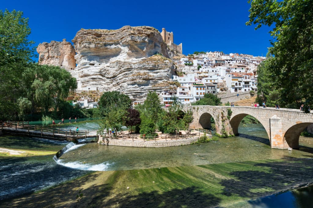 Alcalá del Júcar: el castillo sobre la roca, el río y el puente de piedra