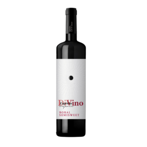 Botella de vino ecológico con etiqueta estilizada que sugiere un diseño certificado de calidad y autenticidad.