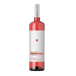Botella de Capricho DiVino Bobal semidulce rosado sobre fondo negro