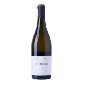 Botella de vino ecológico Chardonnay de la marca "Finca Los Halcones" con etiqueta blanca y detalles en naranja, destacada sobre un fondo blanco.