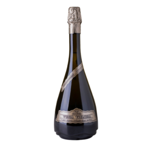 Botella de vino espumoso Vega Tolosa con un diseño elegante y sello de calidad que parece indicar un certificado.